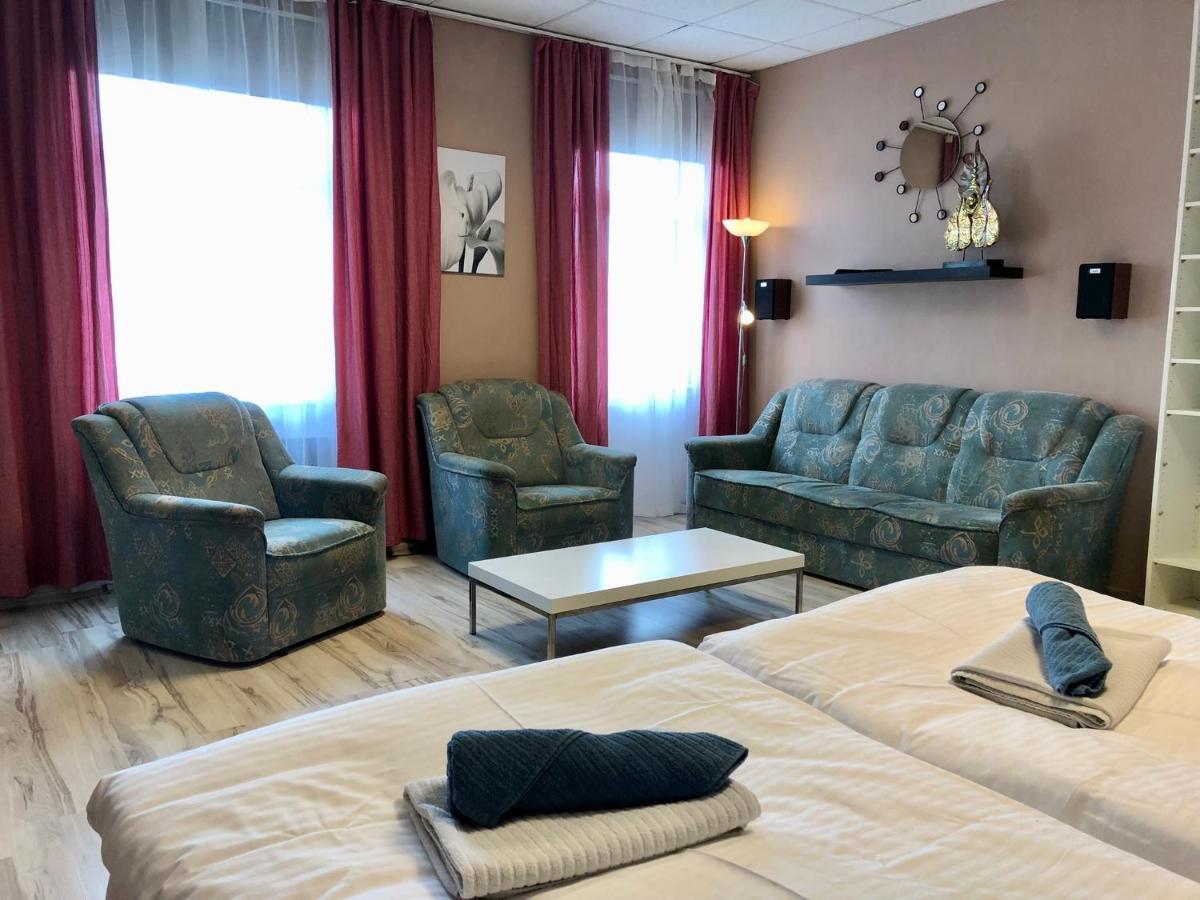 Pension Village Karlsbad Eksteriør billede