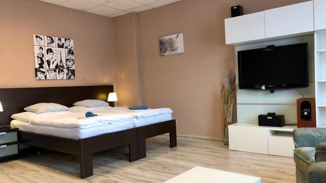 Pension Village Karlsbad Eksteriør billede