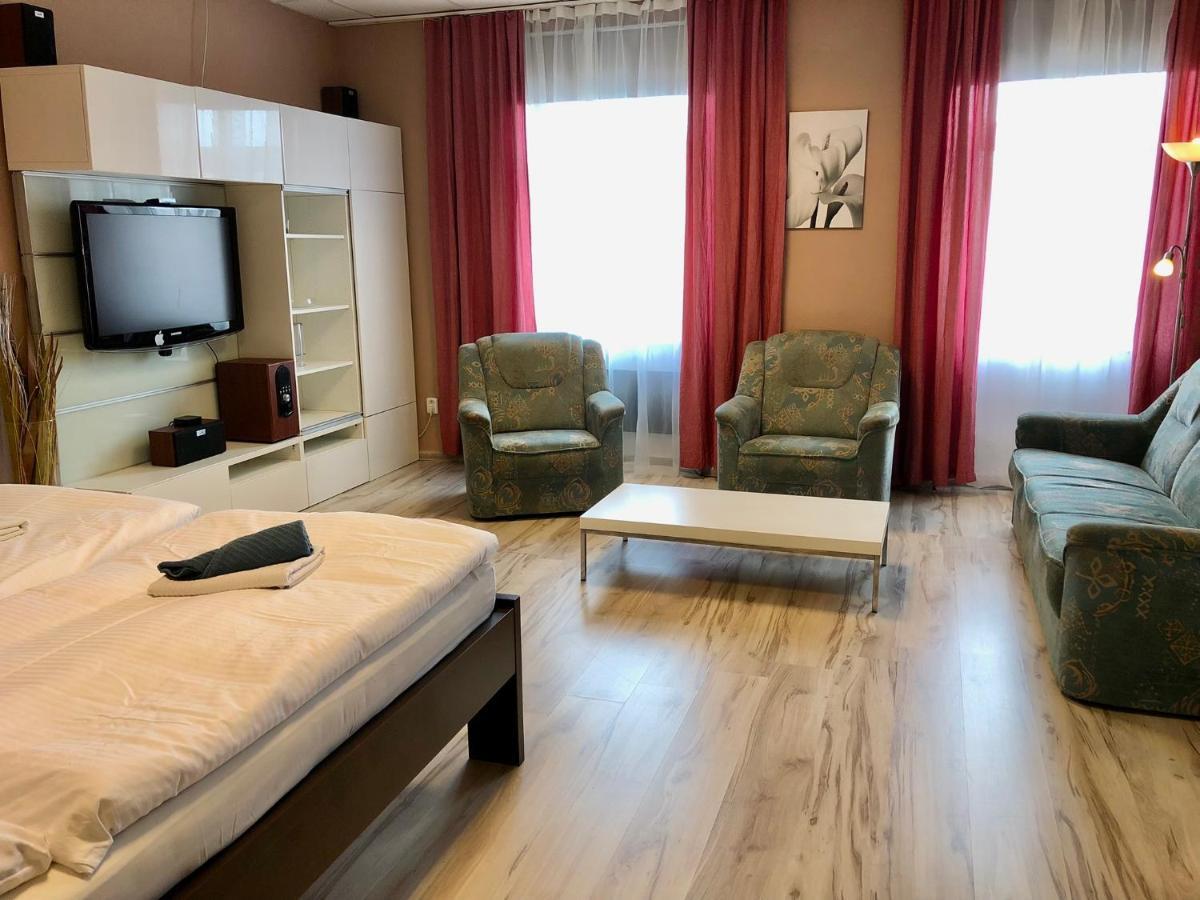 Pension Village Karlsbad Eksteriør billede
