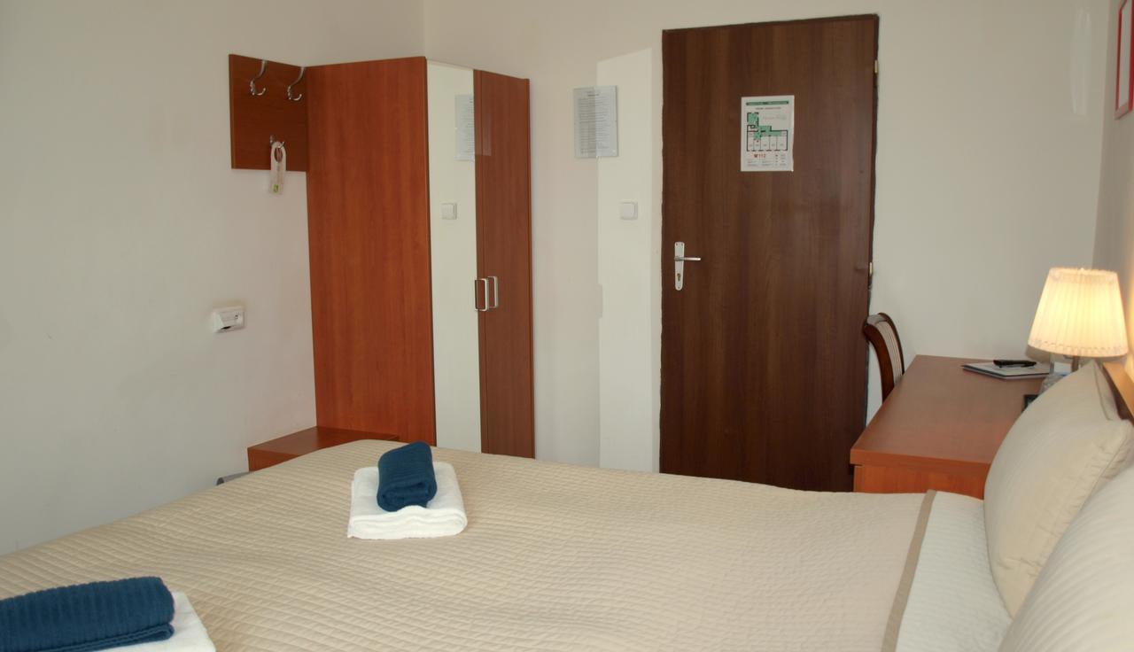 Pension Village Karlsbad Eksteriør billede