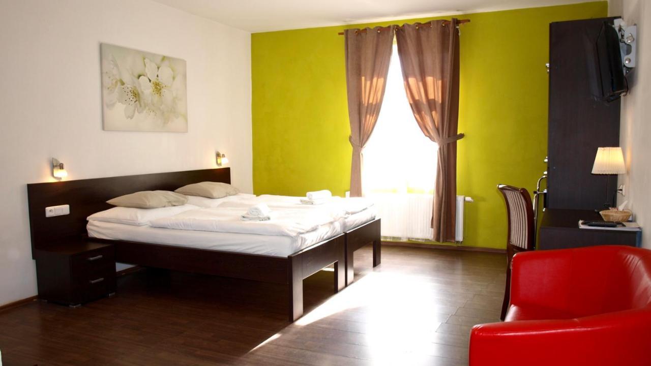 Pension Village Karlsbad Eksteriør billede