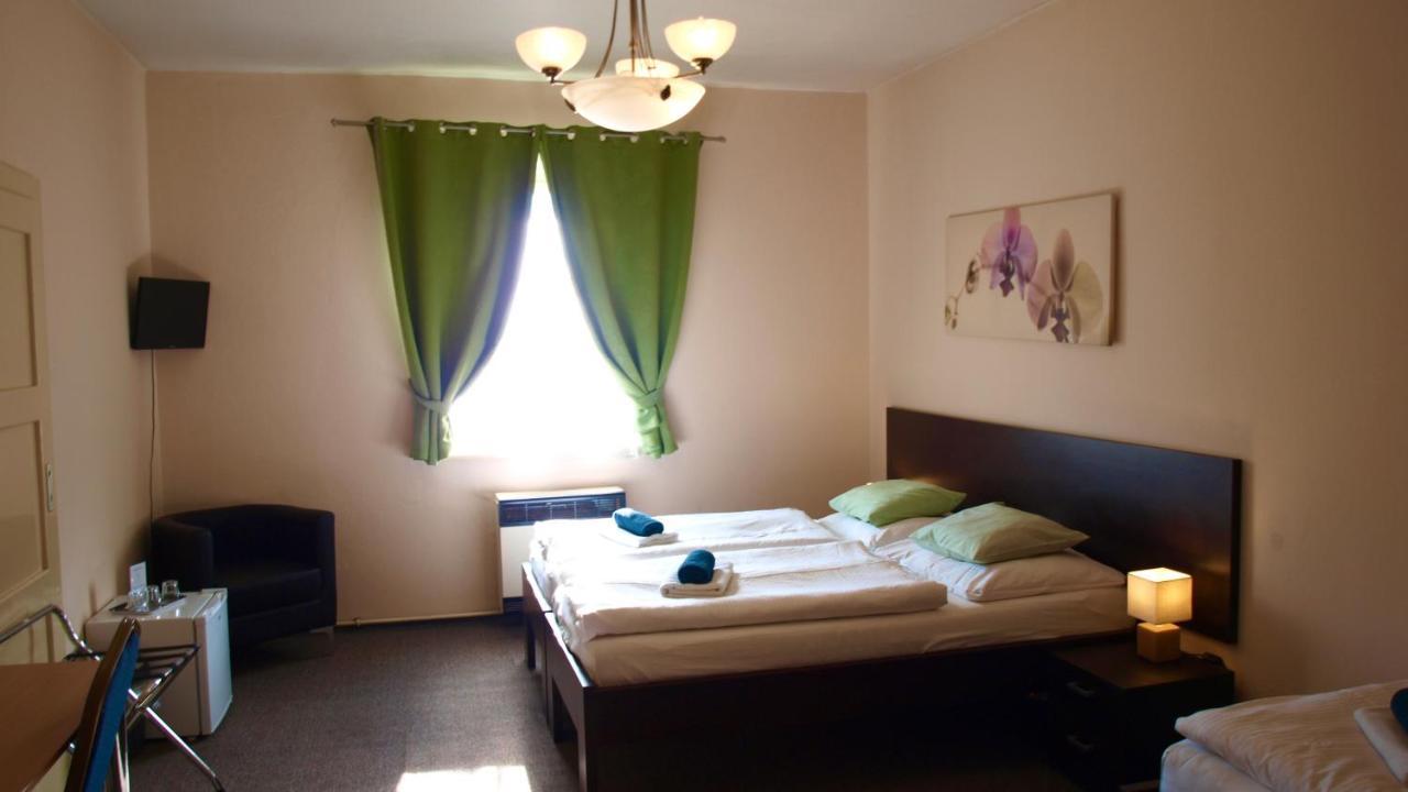 Pension Village Karlsbad Eksteriør billede