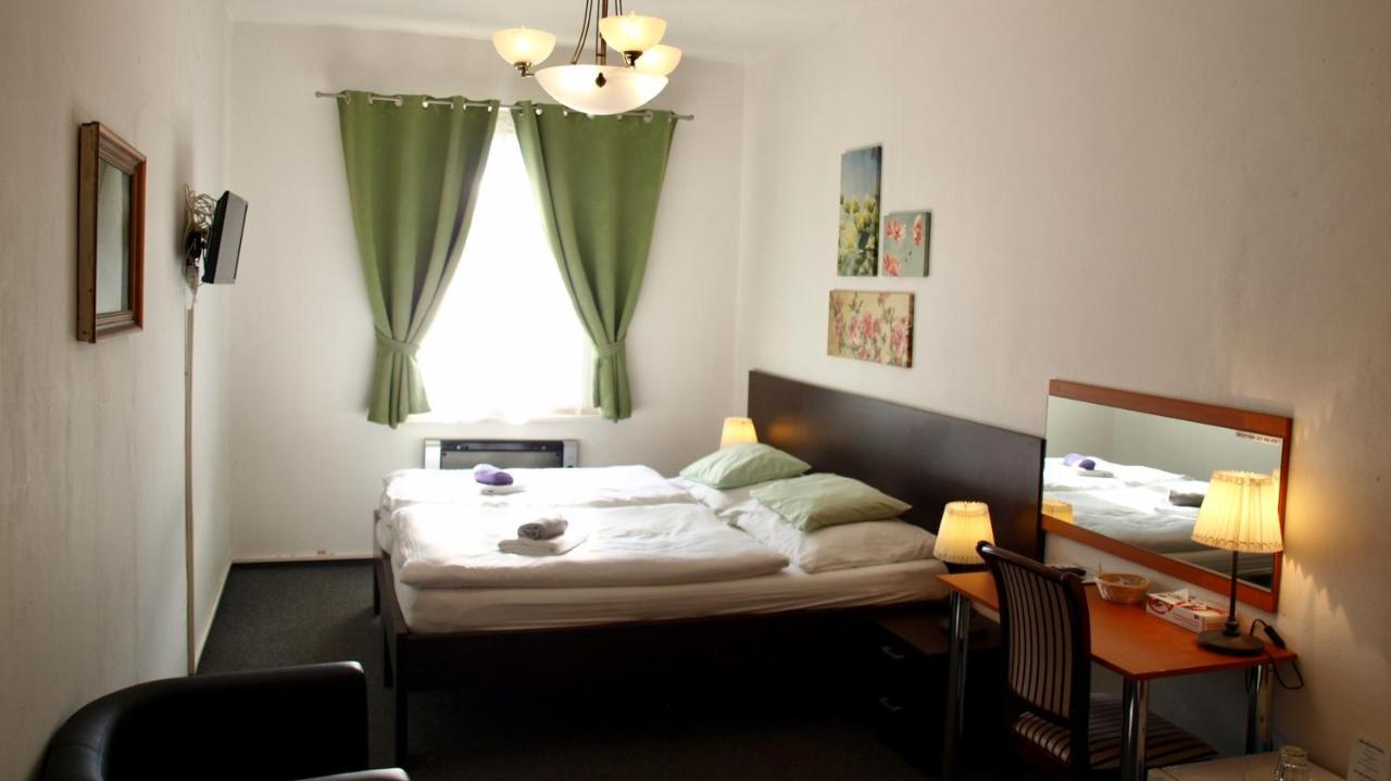 Pension Village Karlsbad Eksteriør billede