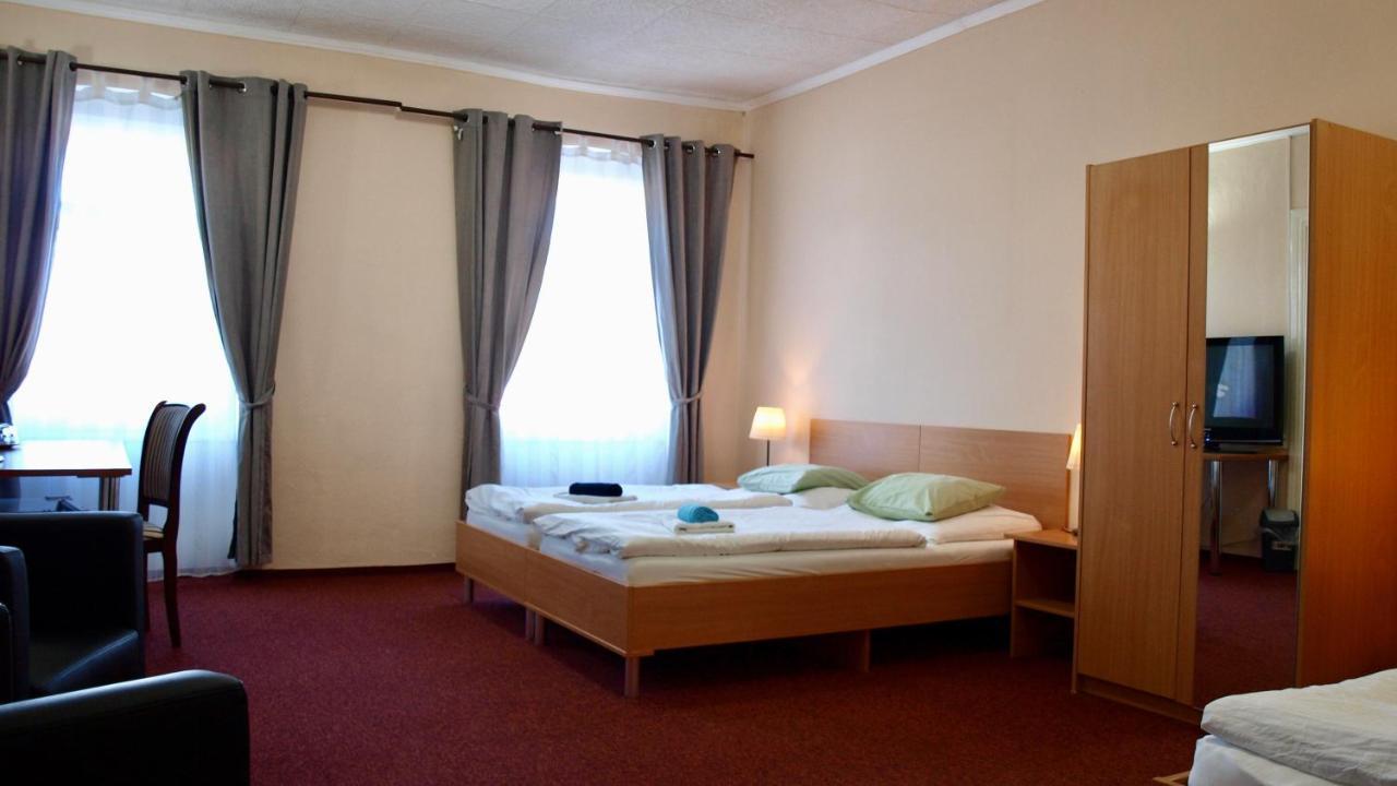 Pension Village Karlsbad Eksteriør billede