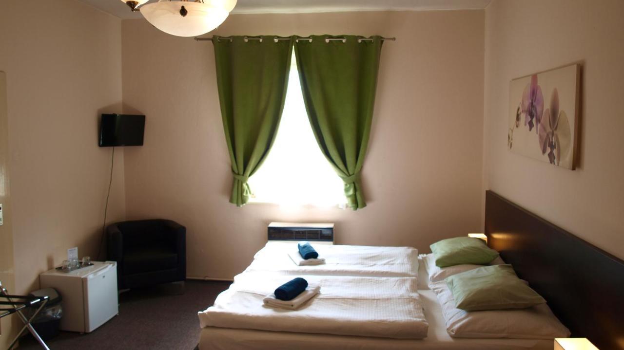 Pension Village Karlsbad Eksteriør billede