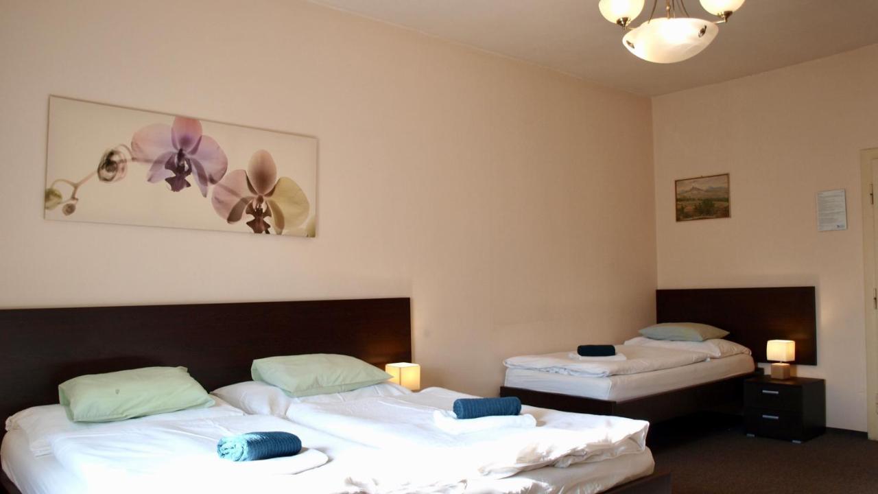 Pension Village Karlsbad Eksteriør billede