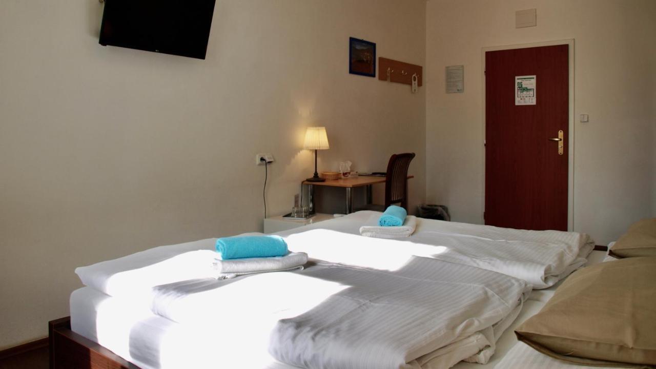 Pension Village Karlsbad Eksteriør billede