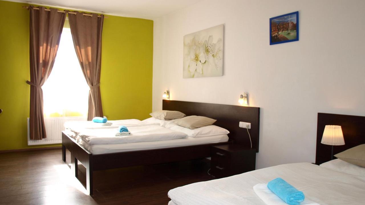 Pension Village Karlsbad Eksteriør billede
