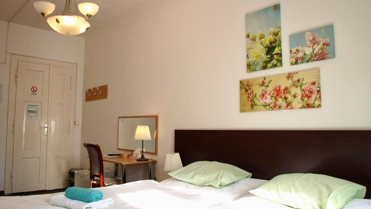 Pension Village Karlsbad Eksteriør billede
