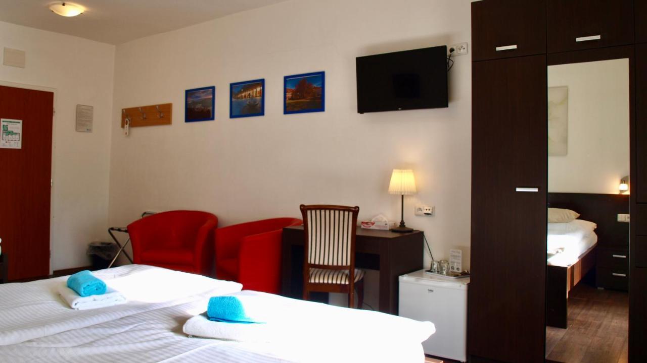Pension Village Karlsbad Eksteriør billede