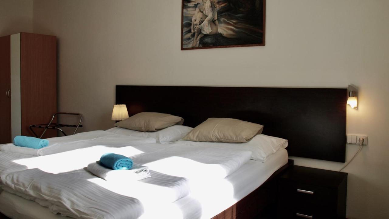 Pension Village Karlsbad Eksteriør billede