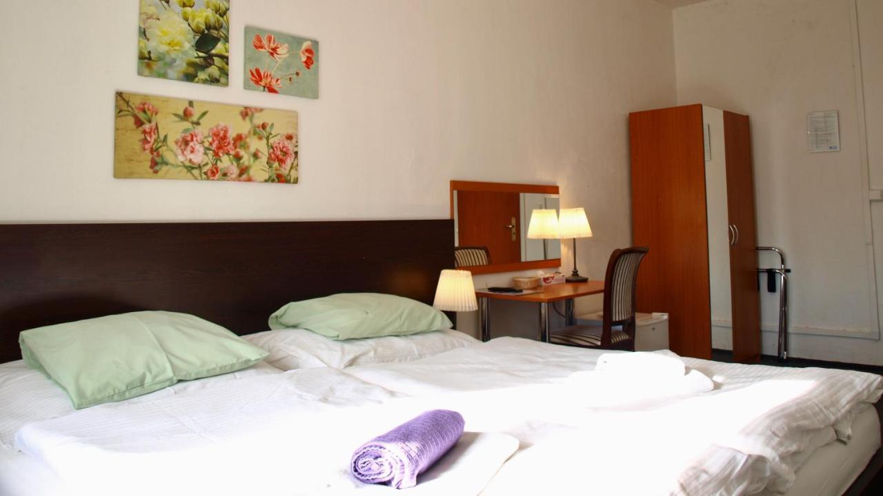 Pension Village Karlsbad Eksteriør billede
