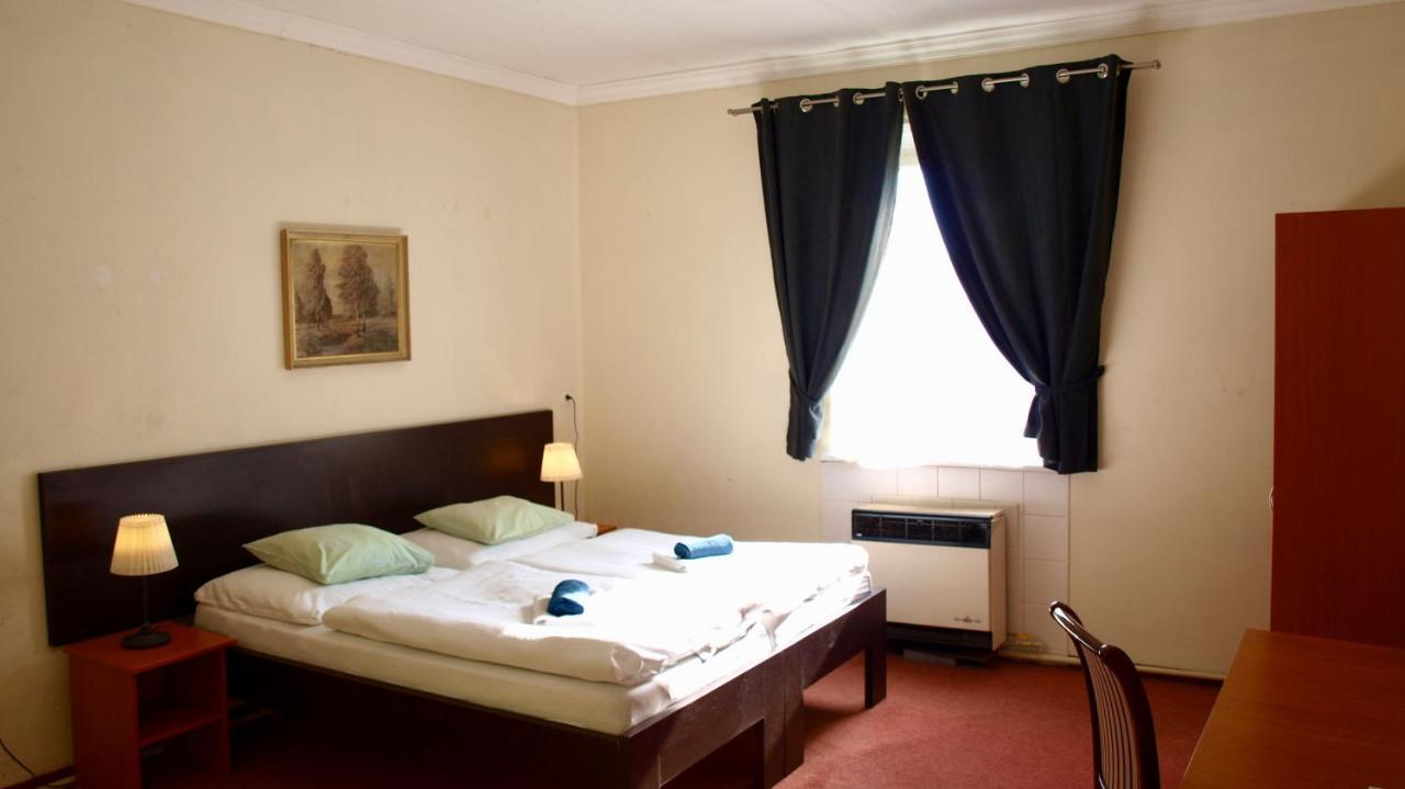 Pension Village Karlsbad Eksteriør billede